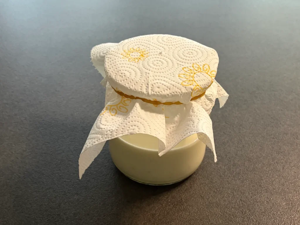 Kefir mit Küchenrolle abgedeckt