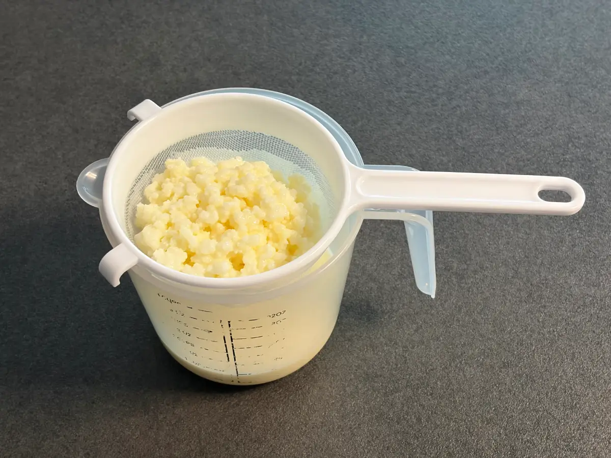 Kefir wird abgesiebt