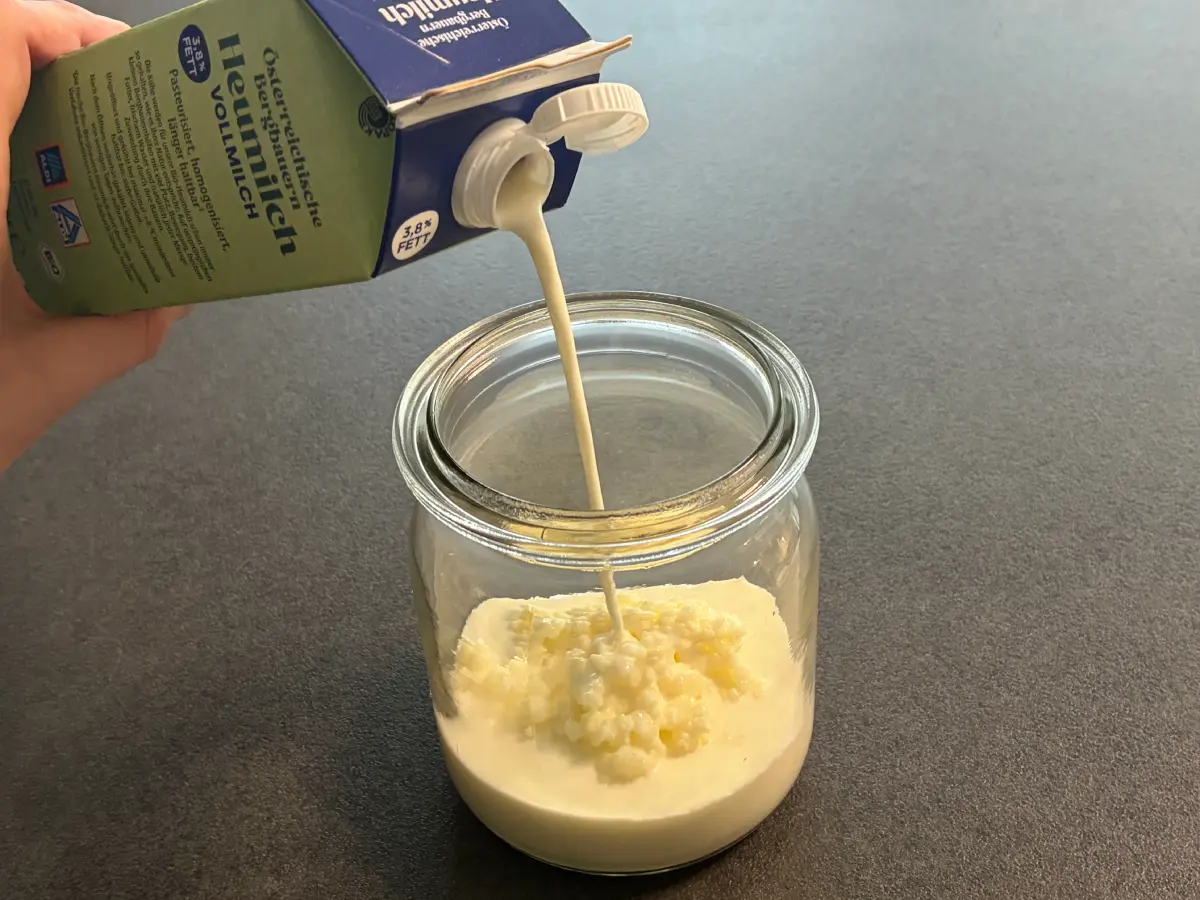 Kefir wird mit frischer Milch aufgeschüttet